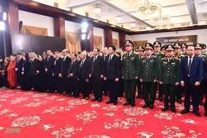Thousands of Citizens Pay Solemn Respects to General Secretary Nguyen Phu Trong - image 6