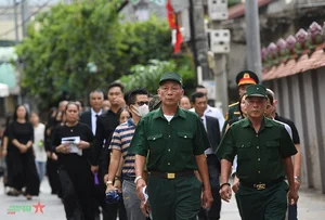 Thousands of Citizens Pay Solemn Respects to General Secretary Nguyen Phu Trong - image 4