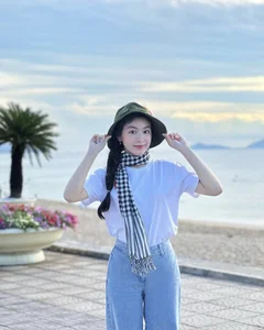 Quyen Linh's Daughter Rocks Affordable Accessories with Elegance and Beauty - image 10
