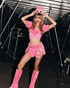 4th Gen K-Pop Idol's Bold Accessory Sparks Intense Online Discussion - image 2