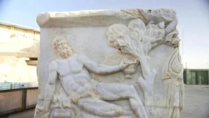 Archaeologists Open 1,800-Year-Old Roman Coffin to Reveal Incredible Findings - image 2