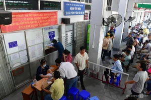 Ho Chi Minh City Residents Rush to Renew Driving Licenses: Crowds Gather at Registration Centers - image 8
