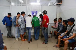 Ho Chi Minh City Residents Rush to Renew Driving Licenses: Crowds Gather at Registration Centers - image 1