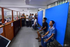Ho Chi Minh City Residents Rush to Renew Driving Licenses: Crowds Gather at Registration Centers - image 4