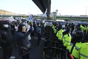 South Korean Prosecutors Confront Bodyguards to Serve Arrest Warrant - image 3