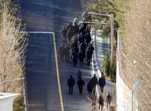 South Korean Prosecutors Confront Bodyguards to Serve Arrest Warrant - image 5