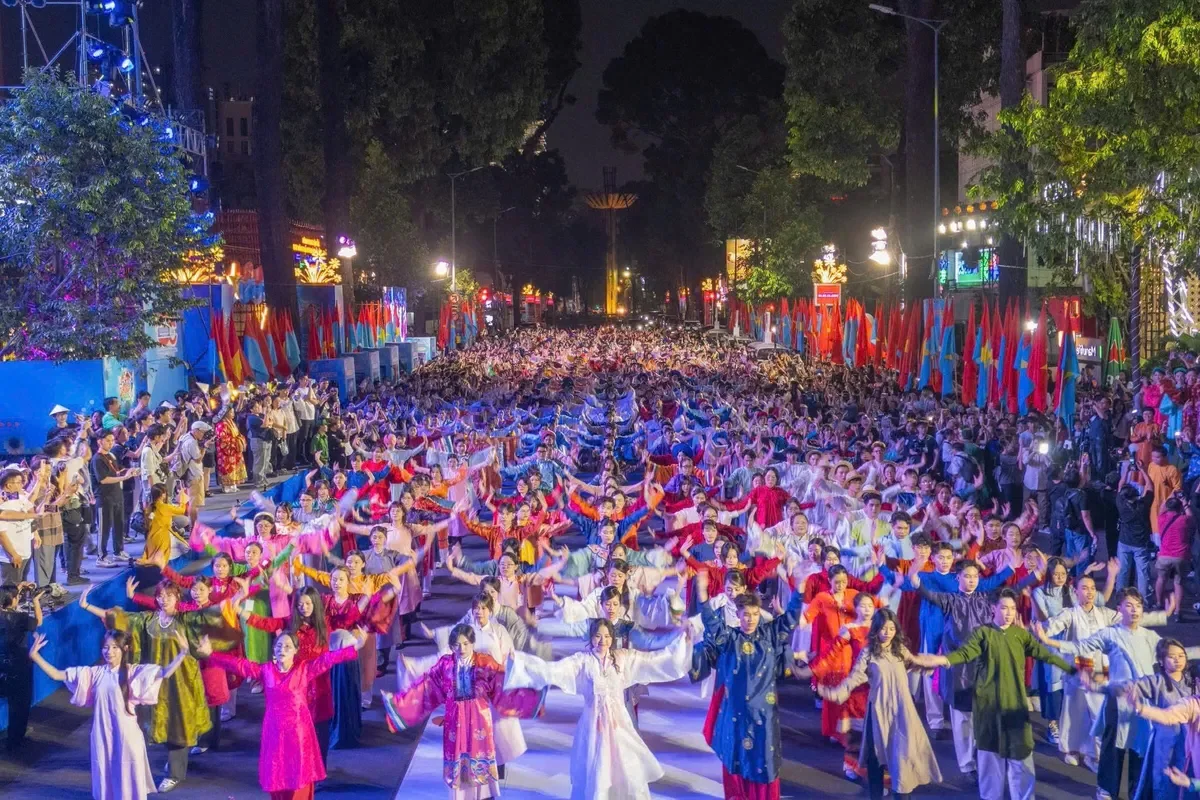 Why Traditional Vietnamese Attire Is Becoming a Timeless Fashion Statement for Modern Youth