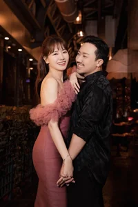 Stylish Matching Christmas Outfits of Famous Vietnamese Celebrity Couples - image 6