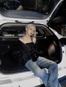 Chic and Edgy Style of Mesmerizing Tattooed Influencer - image 2