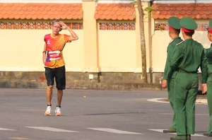 Emotional Moment: Soldiers Salute Elderly Runners at Homeland Pride Marathon - image 1