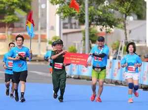 Emotional Moment: Soldiers Salute Elderly Runners at Homeland Pride Marathon - image 0