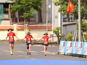 Emotional Moment: Soldiers Salute Elderly Runners at Homeland Pride Marathon - image 2