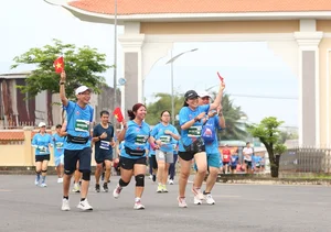 Emotional Moment: Soldiers Salute Elderly Runners at Homeland Pride Marathon - image 3