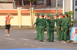 Emotional Moment: Soldiers Salute Elderly Runners at Homeland Pride Marathon - image 5