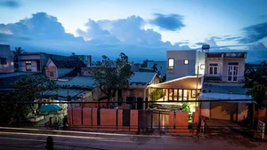 Beautiful Traditional Tiled Roof House in Quang Nam Connects Generations - image 1