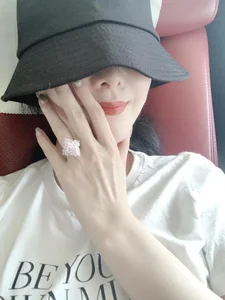 Fan Bingbing Spotted on Subway: Oversized Fashion with a Multi-Million Dollar Luxury Bracelet - image 1