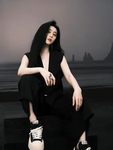 Fan Bingbing Spotted on Subway: Oversized Fashion with a Multi-Million Dollar Luxury Bracelet - image 7
