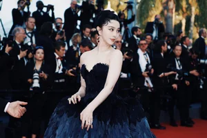 Fan Bingbing Spotted on Subway: Oversized Fashion with a Multi-Million Dollar Luxury Bracelet - image 4