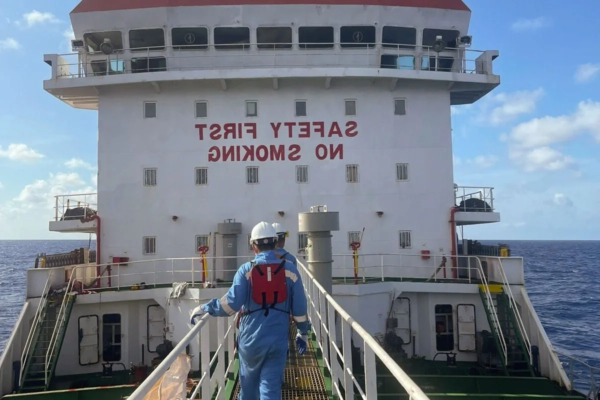 Current Status of the Ship Carrying 3,800 Tons of Oil Burning off Con Dao