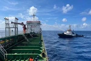 Current Status of the Ship Carrying 3,800 Tons of Oil Burning off Con Dao - image 6
