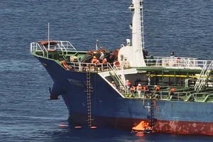 Current Status of the Ship Carrying 3,800 Tons of Oil Burning off Con Dao - image 3
