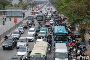 Massive Traffic Congestion as Thousands Return to Hanoi After Holiday Break - image 7