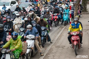 Massive Traffic Congestion as Thousands Return to Hanoi After Holiday Break - image 9