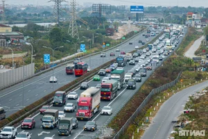 Massive Traffic Congestion as Thousands Return to Hanoi After Holiday Break - image 6