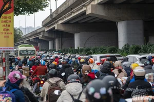 Massive Traffic Congestion as Thousands Return to Hanoi After Holiday Break - image 2