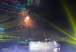 Ho Chi Minh City River Festival: The Legendary Train Show Lights Up the Saigon River - image 0