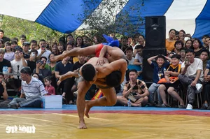 International Belarusian Wrestler Captivates Local Crowds at Traditional Hanoi Village Wrestling Festival - image 5