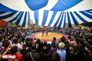 International Belarusian Wrestler Captivates Local Crowds at Traditional Hanoi Village Wrestling Festival - image 7