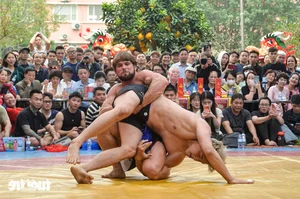 International Belarusian Wrestler Captivates Local Crowds at Traditional Hanoi Village Wrestling Festival - image 3