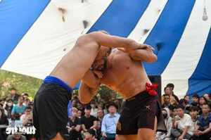 International Belarusian Wrestler Captivates Local Crowds at Traditional Hanoi Village Wrestling Festival - image 2