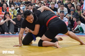 International Belarusian Wrestler Captivates Local Crowds at Traditional Hanoi Village Wrestling Festival - image 6