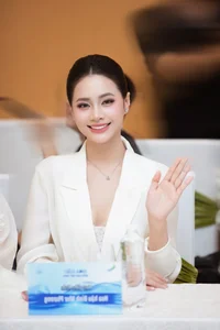 Vietnamese Beauty Queen Returns Crown to Pursue Academic Dreams - image 4