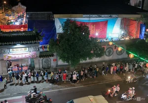 Crowds Gather at Ancient Chinese Pagoda for Famous Golden Tofu - image 5