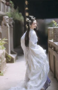 YiTuYu Art Language Vol.7258: Featuring the Elegant and Artistic Portraiture of Model Xin Yu - image 3