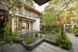 Modern Multi-Generational Home Design: Three Separate Blocks Around a Central Courtyard - image 14