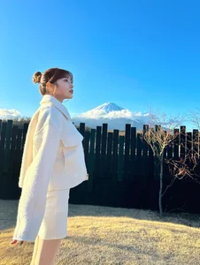 Natsuki Abe: The Rising Japanese Fashion Icon Captivating Global Audiences - image 11