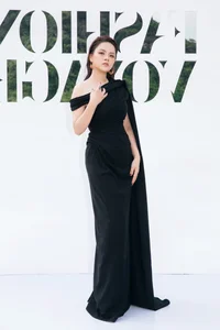 Vietnamese Celebrities Flaunt High Fashion at Le Thanh Hoa's Runway Show - image 3