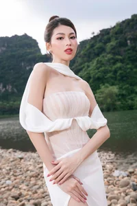 Vietnamese Celebrities Flaunt High Fashion at Le Thanh Hoa's Runway Show - image 4