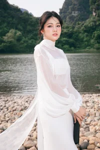 Vietnamese Celebrities Flaunt High Fashion at Le Thanh Hoa's Runway Show - image 1