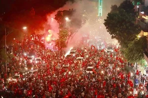 Breathtaking Moments from the Street Celebrations for the Championship - image 4