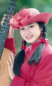 The Timeless Beauty of People's Artist Thu Hà: From 'Calendar Queen' to Modern Icon - image 9