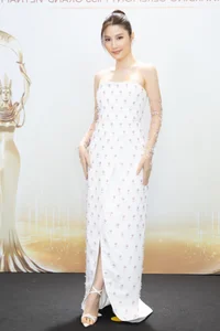 Phuong Nhi Surprises Fans with Rare Low-Cut Red Carpet Look - image 3