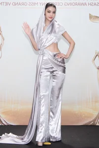 Phuong Nhi Surprises Fans with Rare Low-Cut Red Carpet Look - image 0