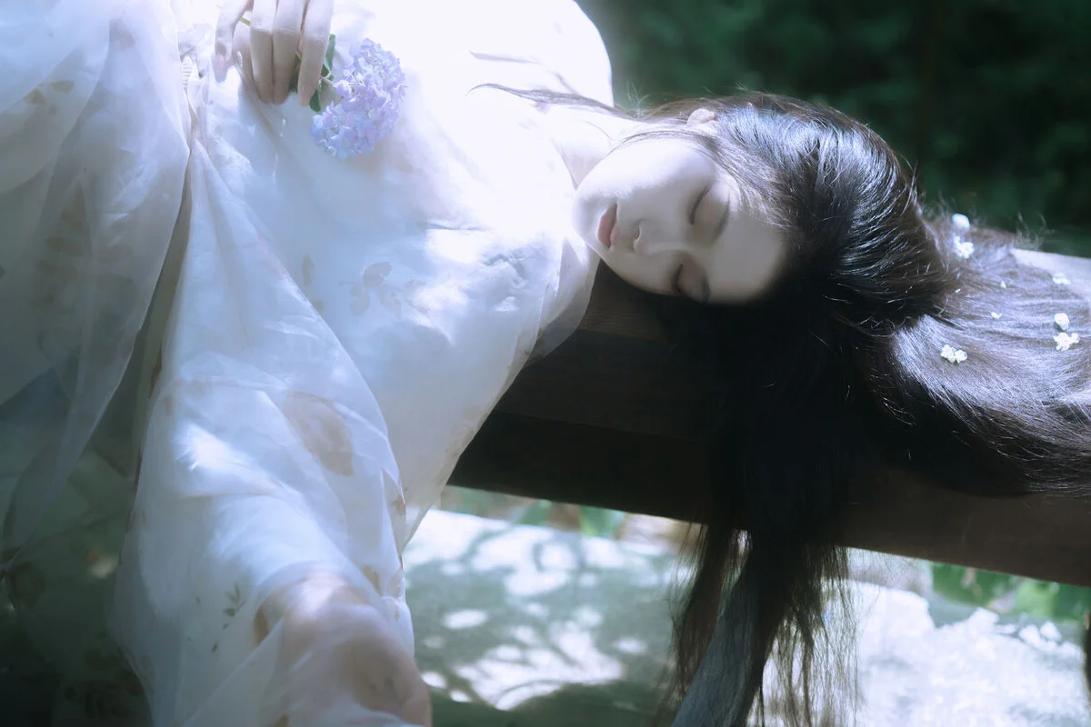 YiTuYu Art Language Vol.9966: Creative Portrait Photography Featuring Yue Yue