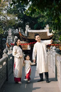 MC Hanh Phuc Shares Heartwarming Lunar New Year Moments with His Family - image 0