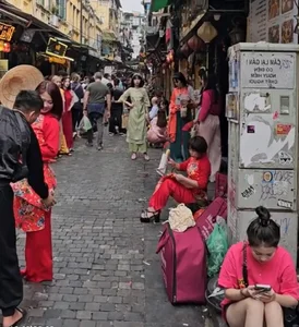 Hilarious Behind the Scenes Struggles of Gen Z Taking Tet Ao Dai Photos - image 1